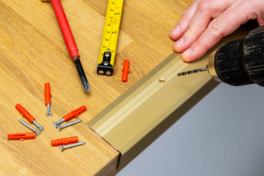 Screw and wall plug set included per strip