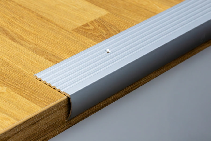 Screw fixing system with wall plugs and screws
